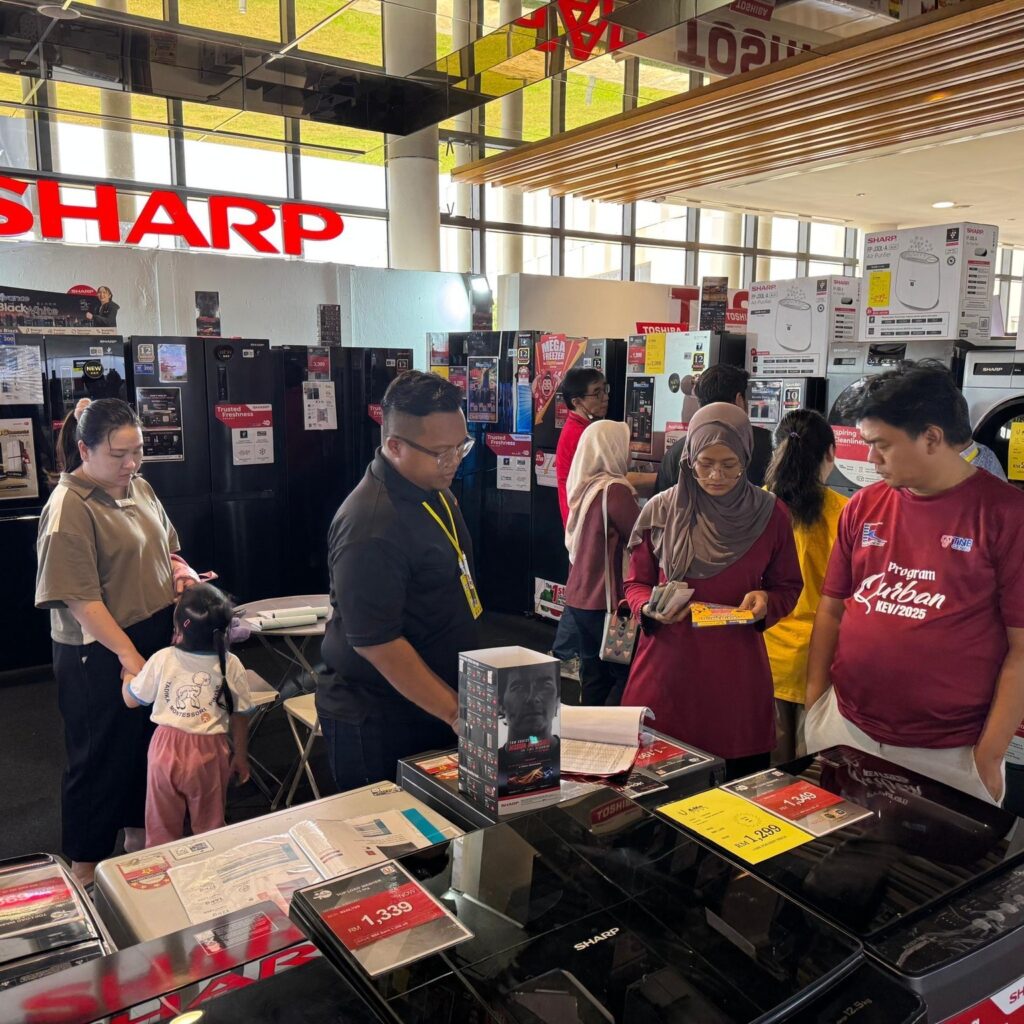 Visitor negotiating price and getting discounts at the Home Exhibition Malaysia event

